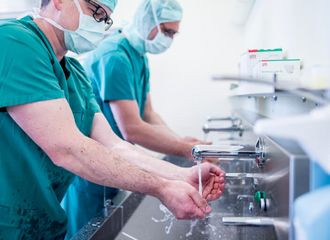 Hände waschen Ärzte mit Mundschutz waschen und desinfizieren ihre Hände