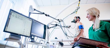 Herzrhythmusstörungen (Arrythmien): Ursachen, Symptome & Behandlung Herzrhythmusstörungen (Arrythmien): Ursachen, Symptome & Behandlung