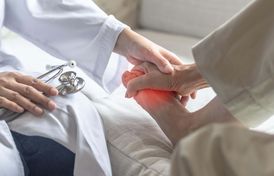Polyneuropathie: Ursachen, Symptome, Behandlung Arzt untersucht Bein